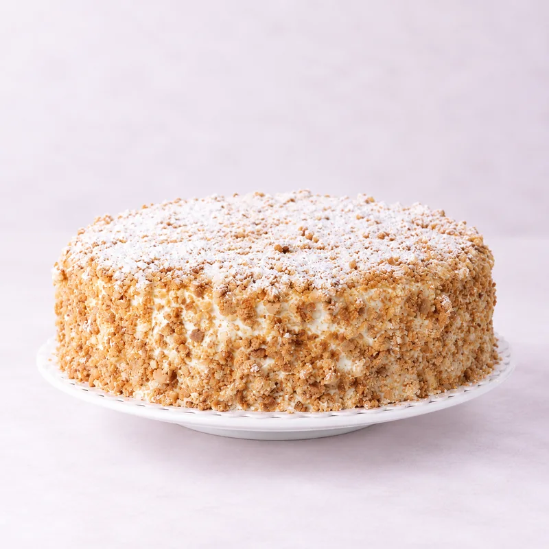 Runde Tiroler Sahnetorte mit Puderzucker
